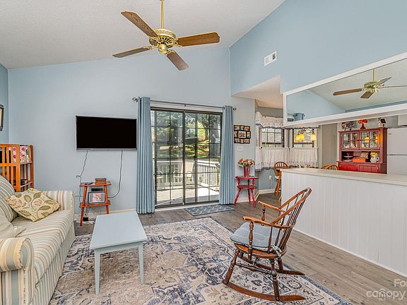 5th image of 2607 Woodridge Dr