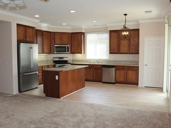 Kitchen & Dining