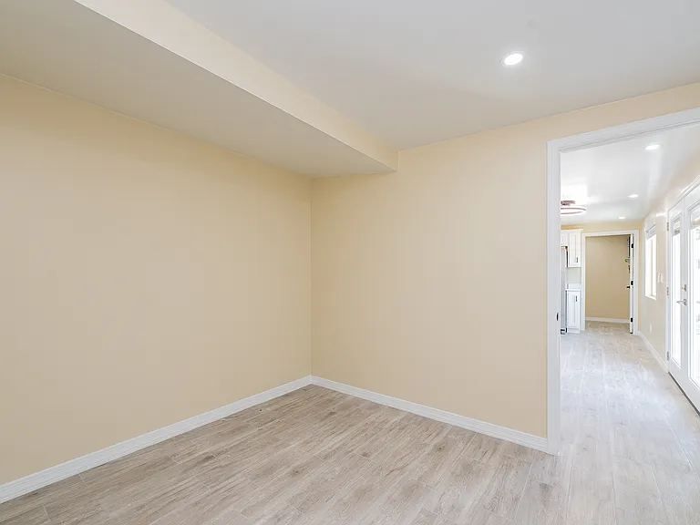 1117 E Illinois St — Photo 7