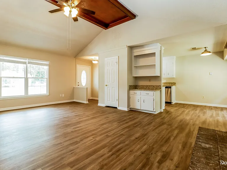 1311 Hampton Dr — Photo 5