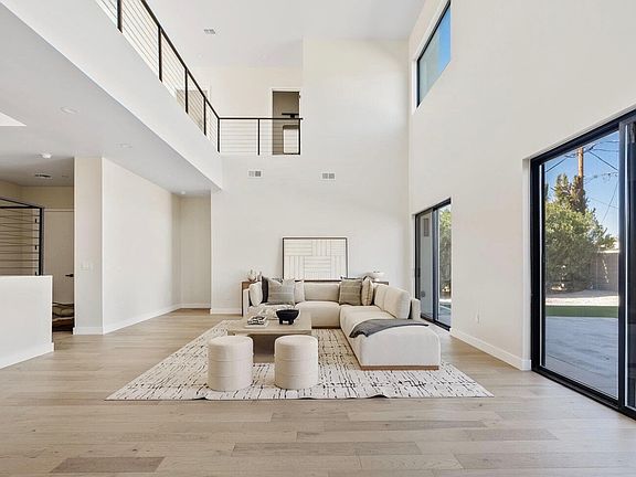 4th image of 3622 E Clarendon Ave