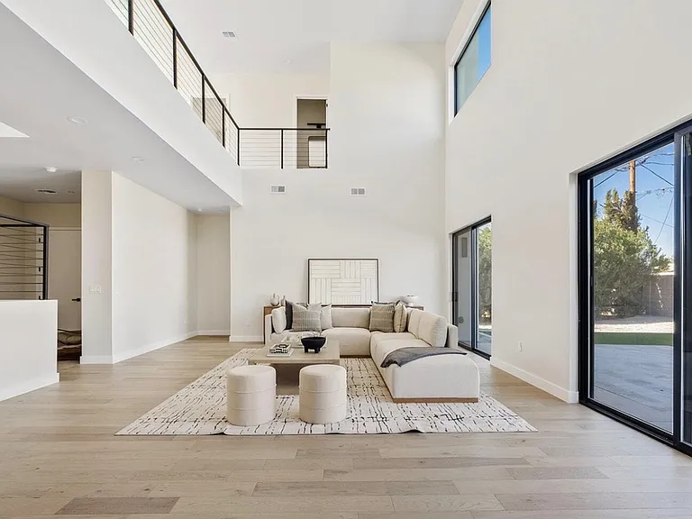 3622 E Clarendon Ave — Photo 4
