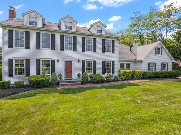 17 Lemark Court, East Setauket, NY 11733