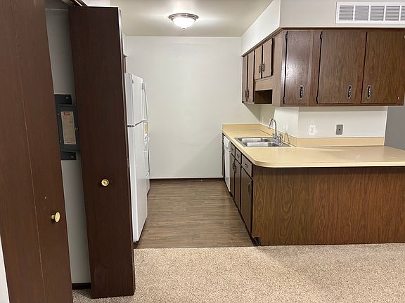 2nd image of 425 W Schleier St #5