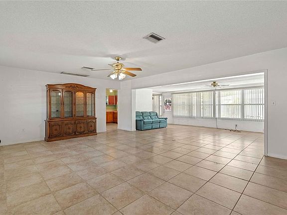 3rd image of 927 PARKWOOD DRIVE
