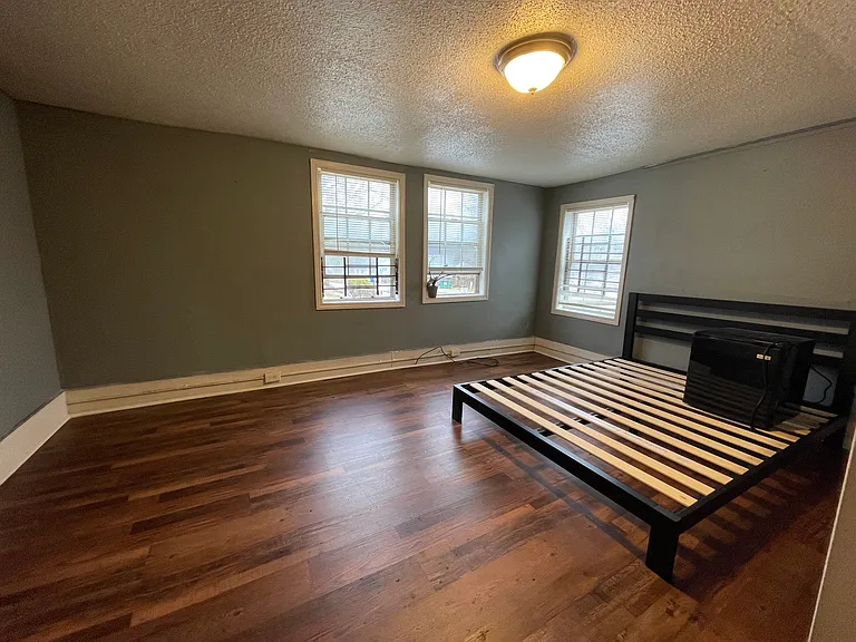 1131 Hubbard St SW — Photo 3