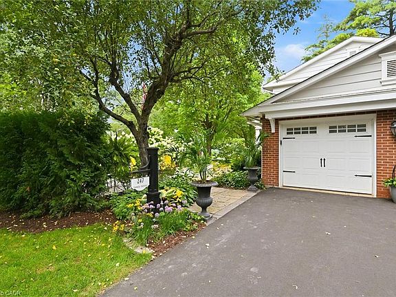 5th image of 247 Linwood Cres