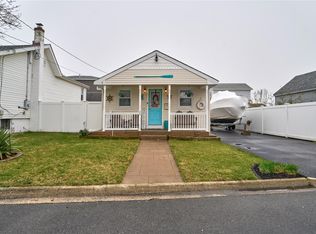 35 Mound St, Lindenhurst, NY 11757