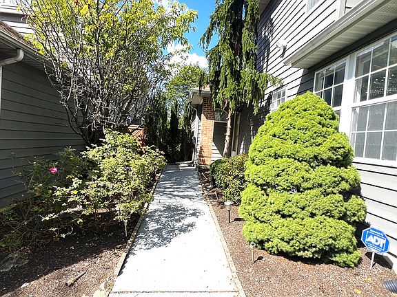 2nd image of 10 Sawgrass Ct