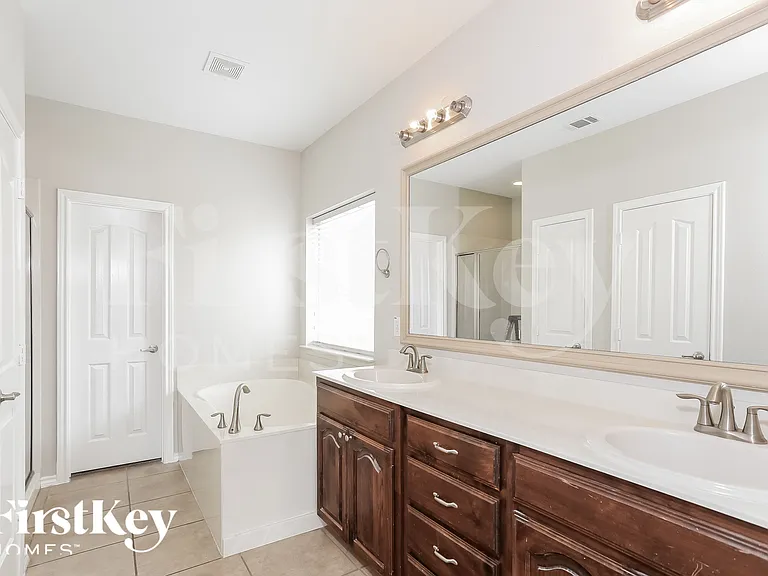 600 W Bend Blvd — Photo 10