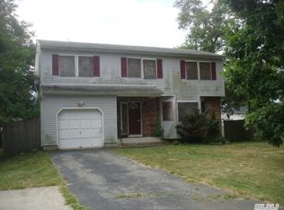 48 Loughlin Dr, Shirley, NY 11967