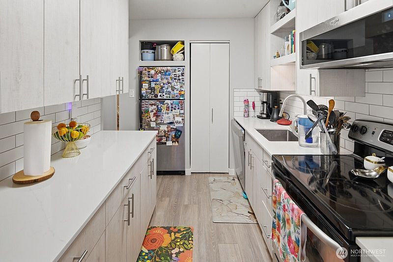 3rd image of 2362 Franklin Avenue E
