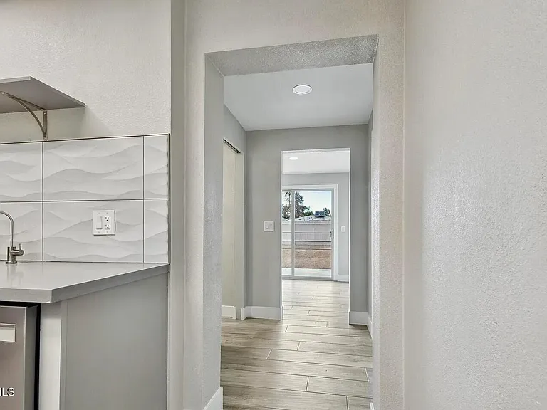 2068 E Howe Ave — Photo 5