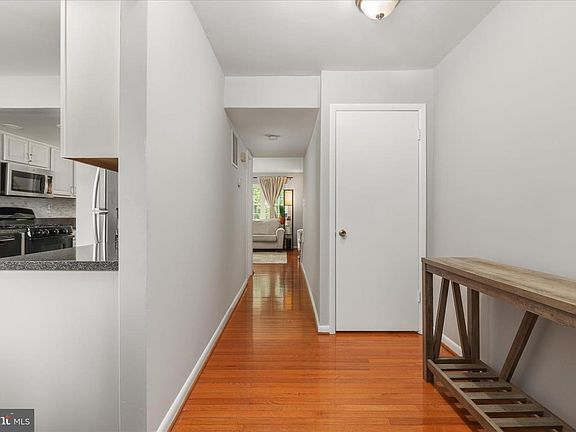 4th image of 3429 Castle Hill Dr