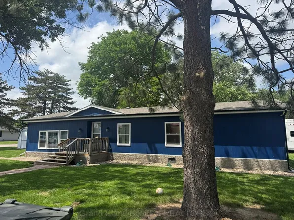 820 S Pine Ave Trailer 220, Hastings, NE 68901