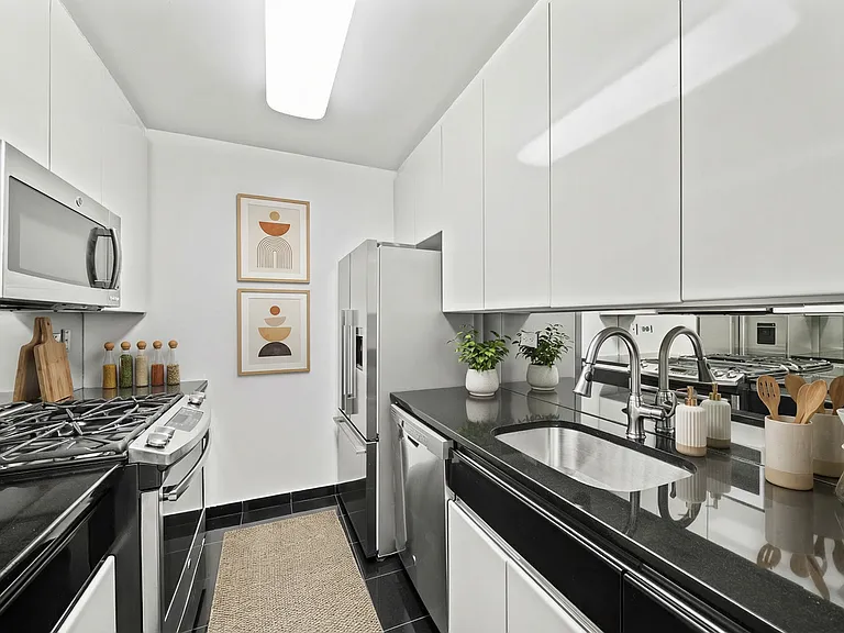 525 E 72nd St #14C — Photo 4