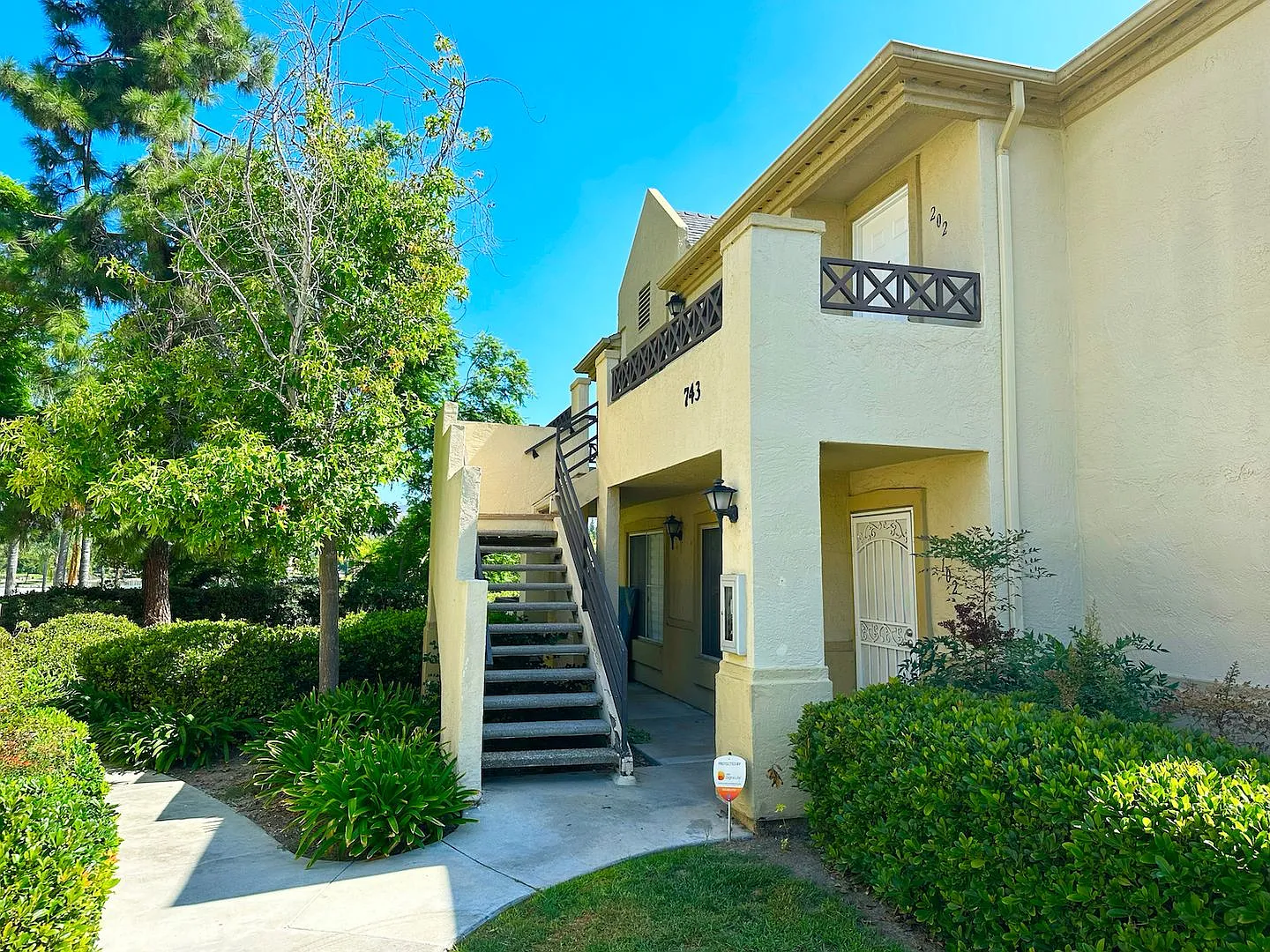Lovely Spacious Eastlake Condo — Photo 3