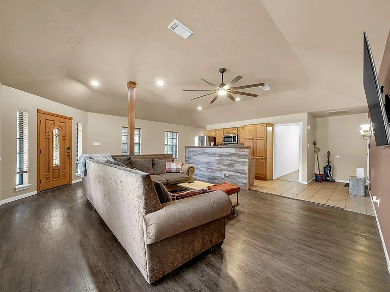 303 Shawnee Dr — Photo 2