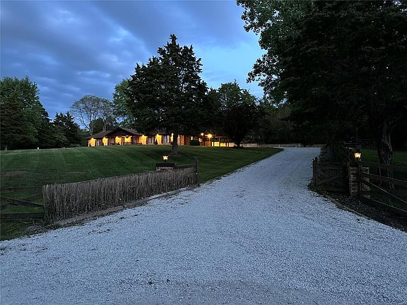 5th image of 118 Edwin Ln