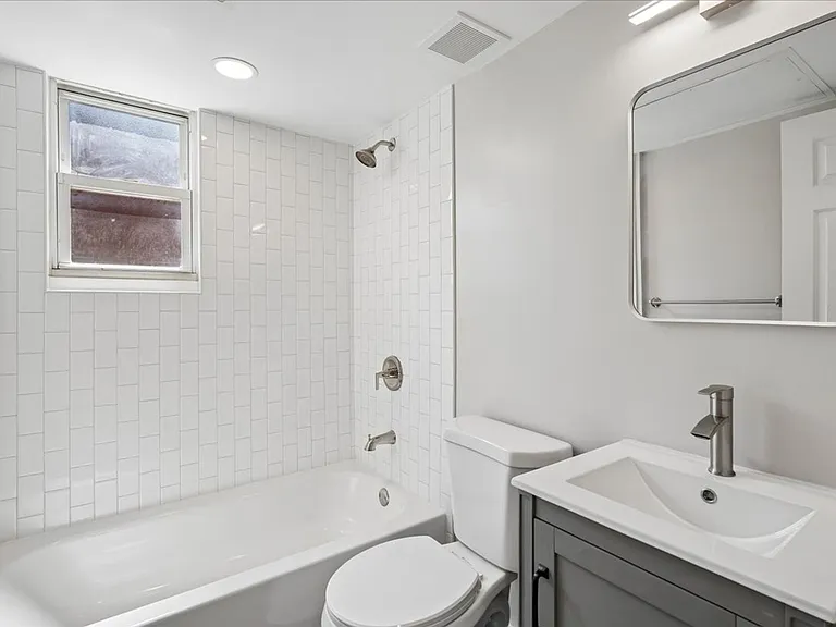 1410 Young St SE — Photo 3