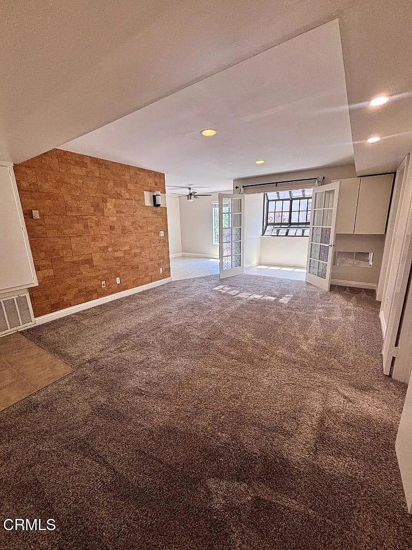 Building Photo - 330 S Mentor Ave #230