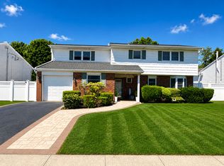 19 Hunt Pl, Bethpage, NY 11714