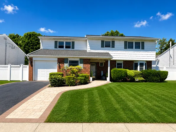 19 Hunt Pl, Bethpage, NY 11714