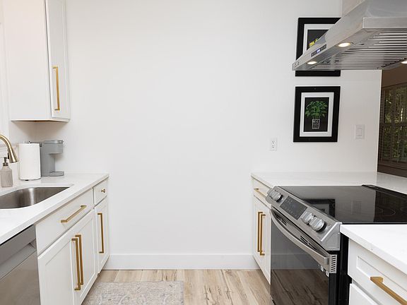 5th image of 635 Emerald Ln