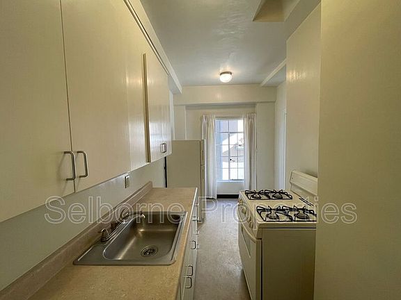 4th image of 2501 Ivy Dr APT 14