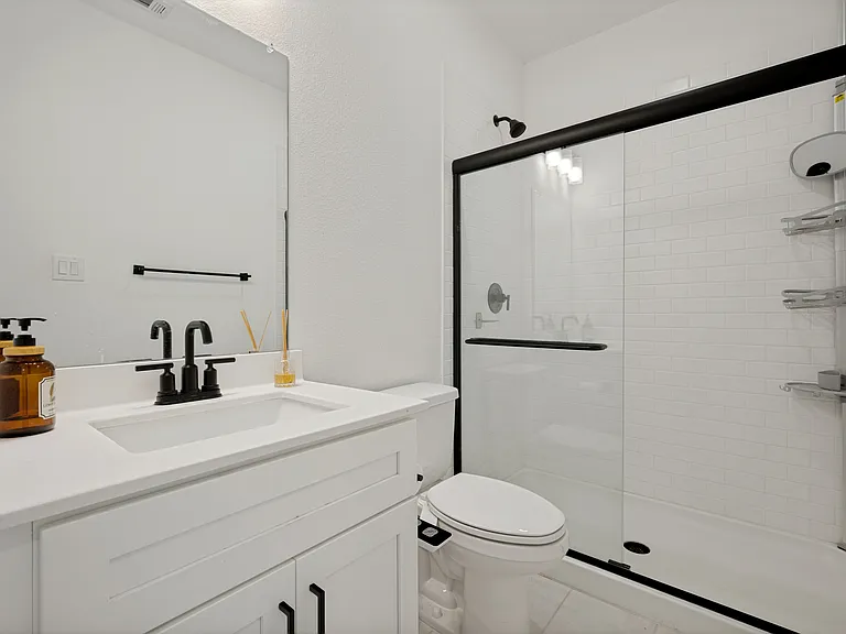 724 Danbury St — Photo 23