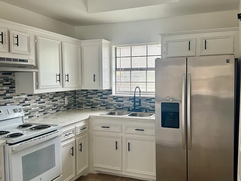 112 E Peter St — Photo 3
