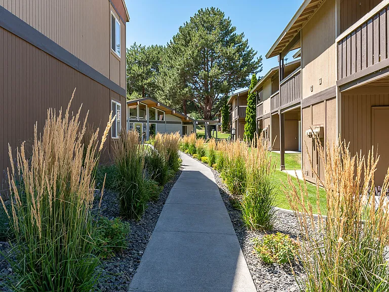 Arlo on 10th | Exterior