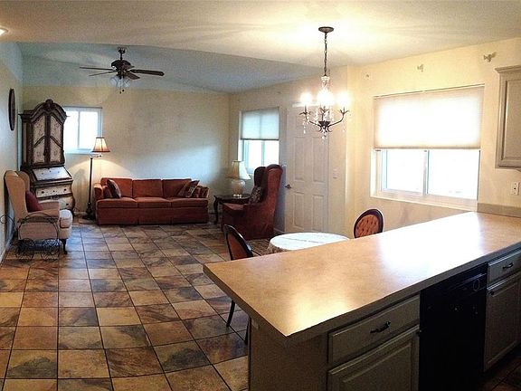 3rd image of 6 Marjorie Ln Unit 6