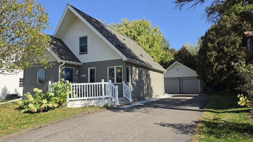 240 2nd St S - Property Image