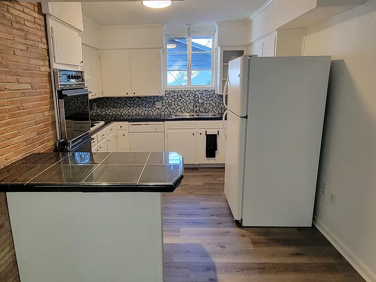 10208 Lake Gardens Dr — Photo 5