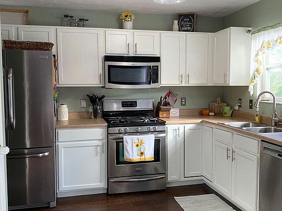 4th image of 39 Village Ct