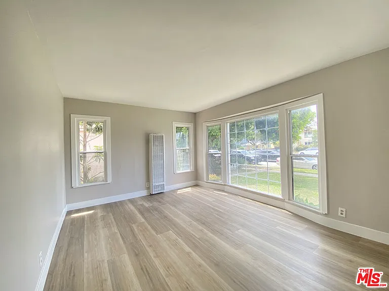 2620 S Barrington Ave — Photo 3