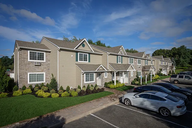 Fairfield Townhouses At Holtsville — Photo 14