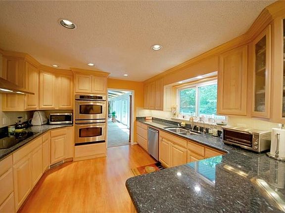5th image of 2927 E Inwood Ln