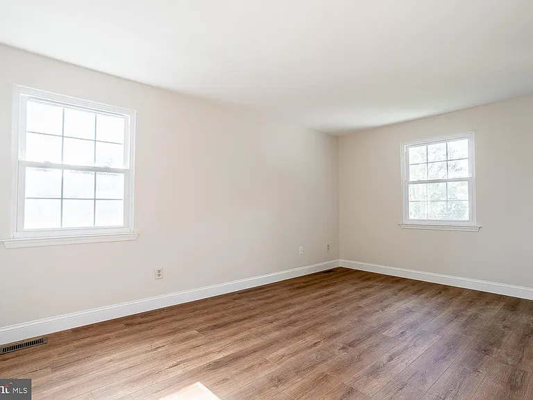 10 Honey Locust Ln — Photo 16