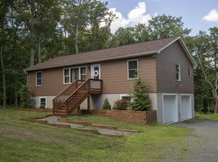 102 Deer Park Ln, Hawley, PA 18428