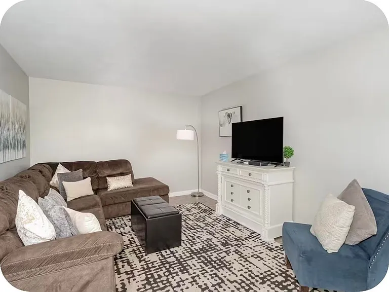 556 Allison Dr — Photo 3