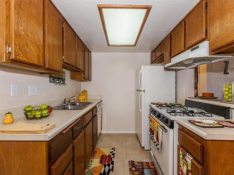 Carmel Apartments — Photo 27