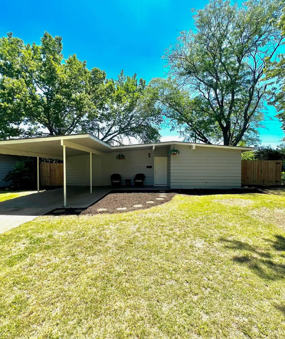 3 bed, 1.0 bath, 924 sqft, $1,375 — Photo 1