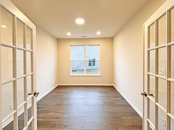 4th image of 9426 Green Meadow Dr