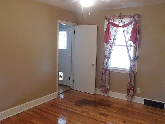5th image of 1013 Graves St