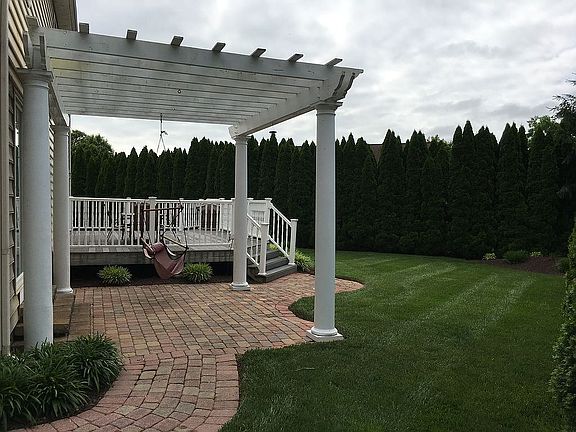 3rd image of 51 Radcliffe Dr