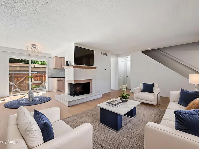 8758 E Roundtree Ave — Photo 4