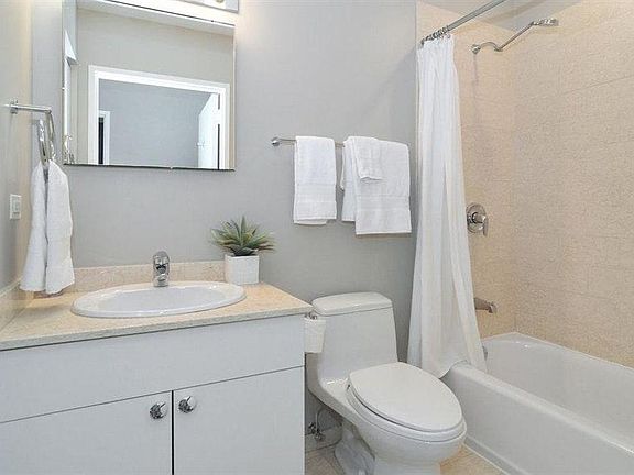 5th image of 653 N Kingsbury St APT 1004