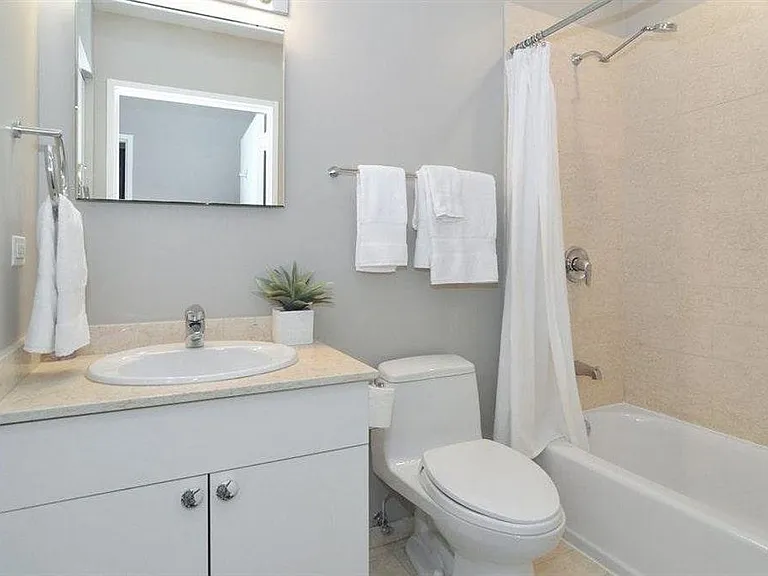 653 N Kingsbury St #1004 — Photo 7